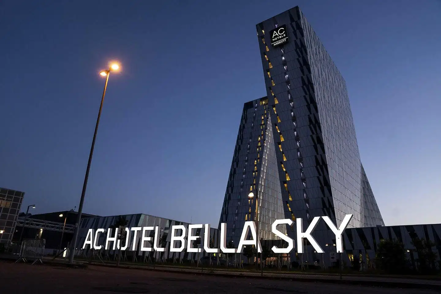 Vi kan give hotellerne en hjælpende økonomisk hånd ved at booke direkte på deres hjemmeside eller via et godt gammeldags telefonopkald, skriver Bent Petersen, Kim Østergaard og Frederik Carsten Henriques.