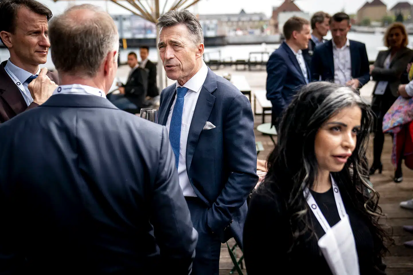 Sara Omars forfatterskab har gjort hende til en vigtig stemme i samfundsdebatten. Her ses tidligere statsminister Anders Fogh Rasmussen (i midten) og Sara Omar (th.) under demokratikonferencen Copenhagen Democracy Summit i Skuespilhuset i København, mandag den 10. maj 2021.
