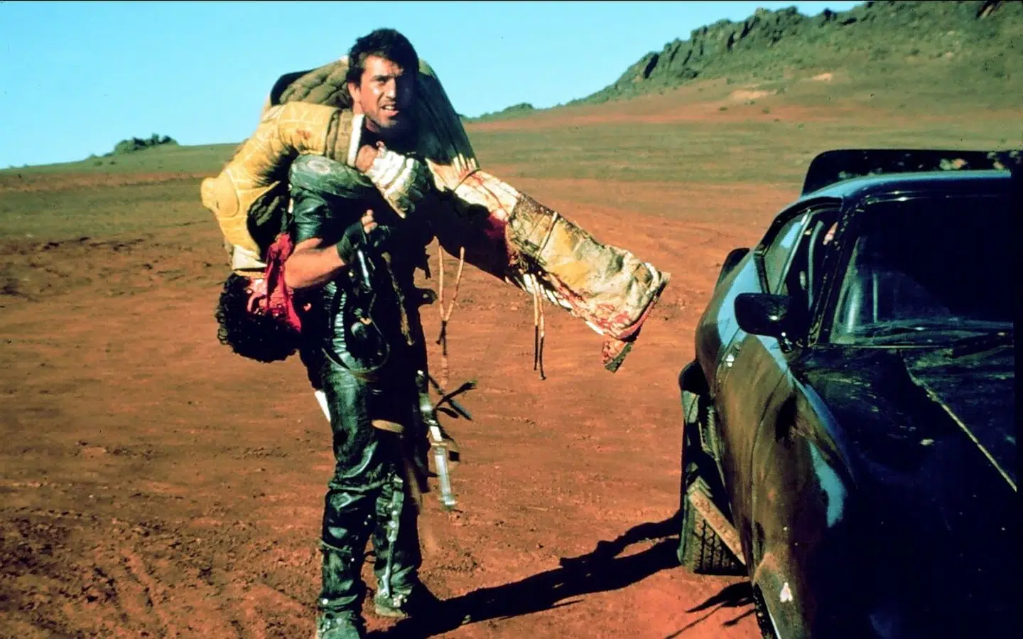 Livet er hårdt i den australske fremtidsørken. Mad Max (Mel Gibson) må samle stumperne op efter barbarernes hærgen.