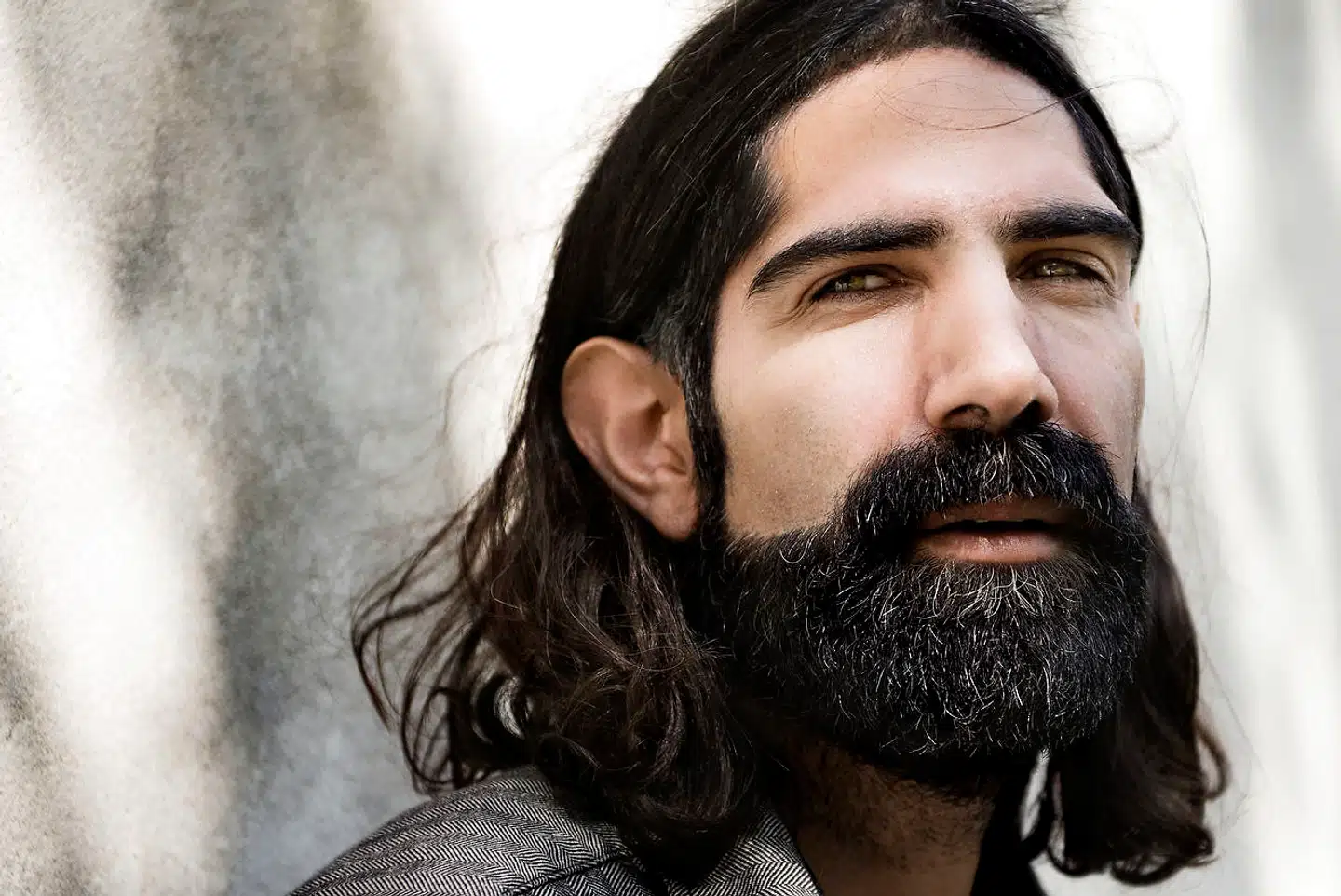 Nima Zamani understreger, at man skal være påpasselig med at gøre »anekdoter til total virkelighed«, men han har i sit arbejde som socialarbejder oplevet, hvordan økonomi spiller en afgørende rolle: »Da jeg dengang havde mulighed for at sanktionere et par kvinder, som udeblev fra møder, ved at tage en del af deres kontanthjælp, betød det, at de ikke udeblev længere.«