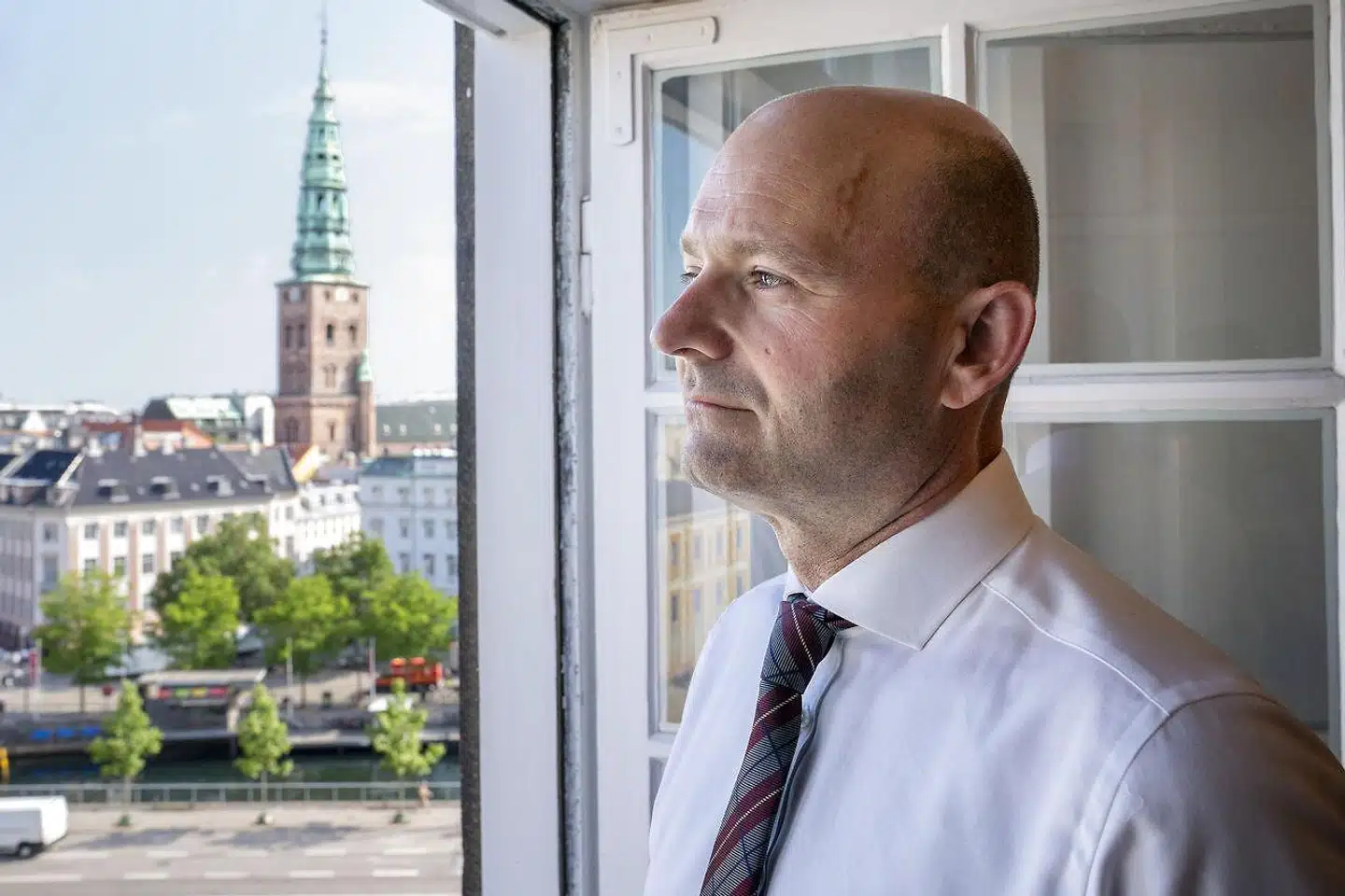 »Kaare Dybvad sagde også, at han tror, at 'der er et tidehverv i forhold til, hvordan politik fungerer'. Det lyder som et forvarsel. Det lyder som om, at vi skal forvente, at regeringen vil fratage borgerne endnu flere frie valg. (...) Jeg håber, at alle borgerlige vil melde sig klar til at give et eftertrykkeligt modsvar,« skriver Søren Pape Poulsen.