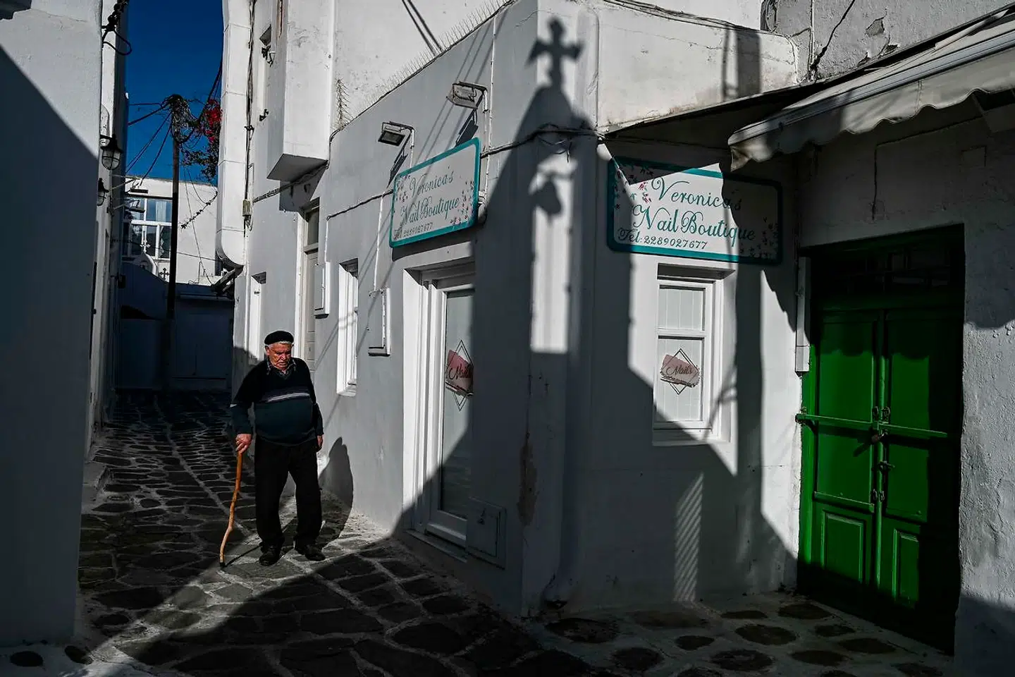 Forfatterens kone drømmer om ferie i et græsk øparadis. Han ser et potentielt mareridt folde sig ud på de hvide øer. Arkivfoto: Aris Messinis/AFP/Ritzau Scanpix