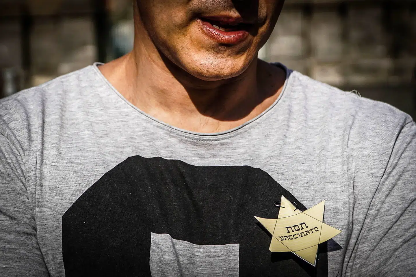 En deltager i lørdagens protestdemonstration i den syditalienske by Napoli bærer en »jødestjerne« med påskriften »ikke vaccineret«.