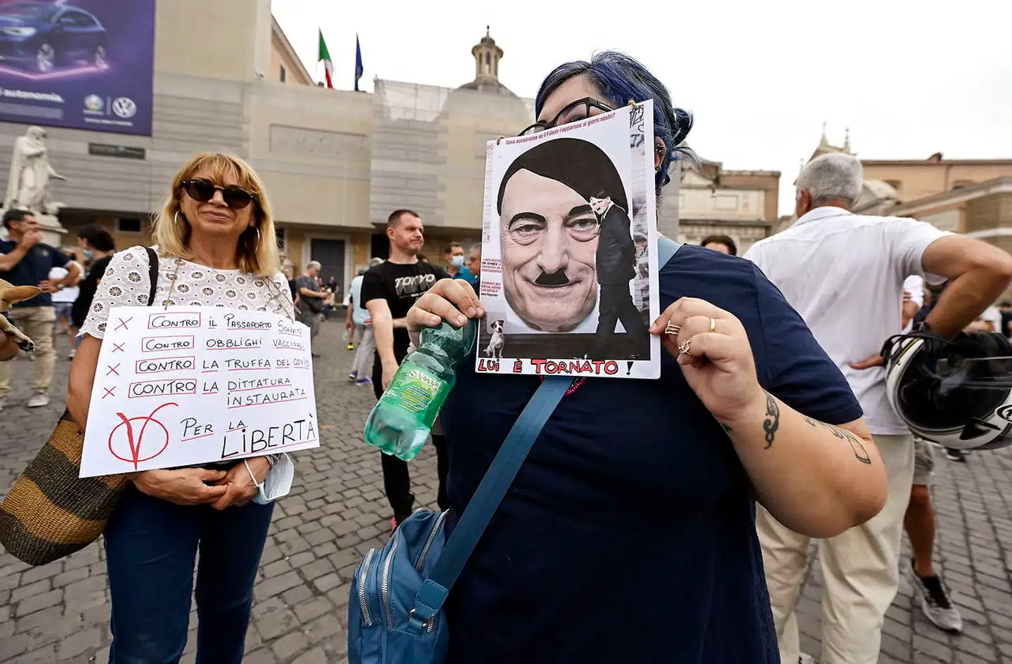 »Han er tilbage,« mener en romersk deltager i protesterne mod Italiens indførelse af et coronapas at vide med henvisning til Adolf Hitler.