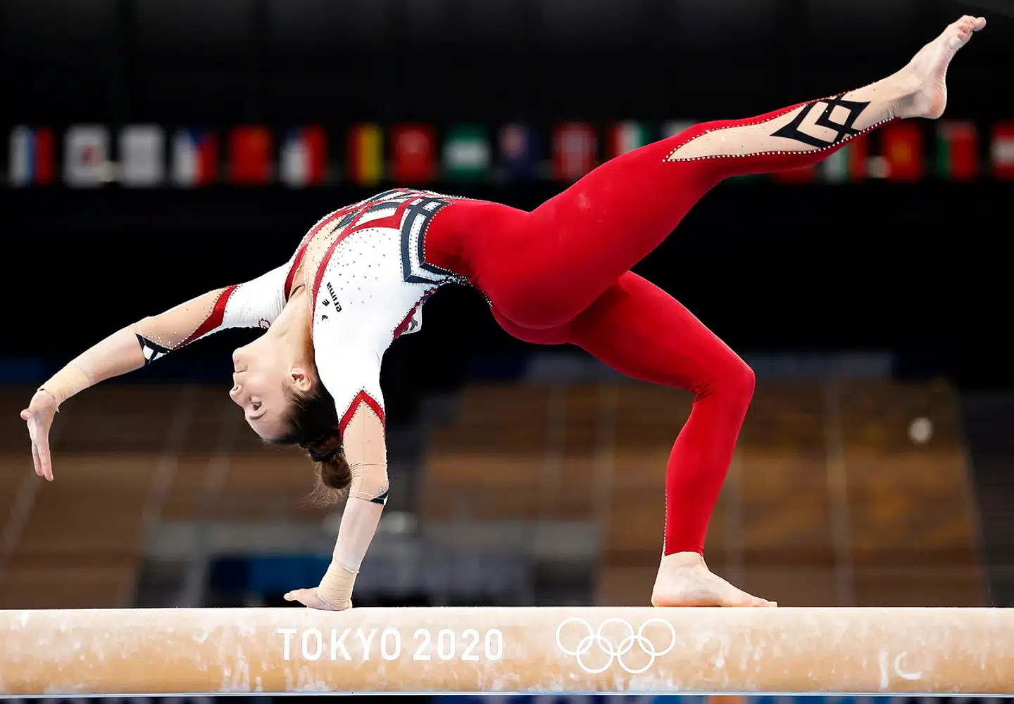 Pauline Schaefer på balancebommen under OL i Tokyo.
