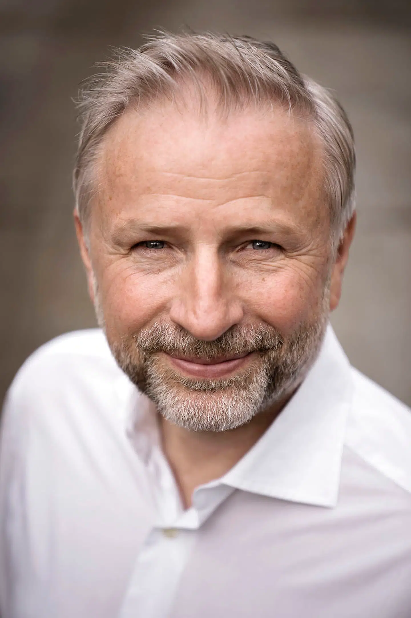 Selvom Mads Pedersen, ejer af Alfred Pedersen & Søn, er landets største tomatgartner, er han bekymret for, om han og hans konkurrenter kan blive ved med at producere i Danmark på grund af de høje omkostninger til løn, en høj CO2-pris og udsigt til højere energi- og klimaafgifter.