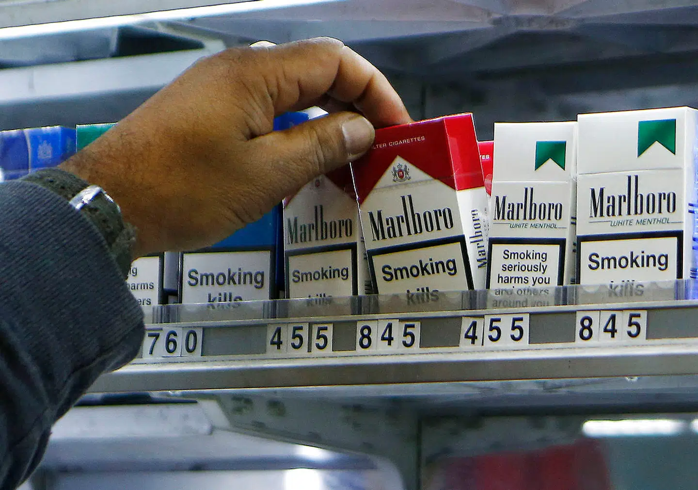 Tobakskoncernen Philip Morris vil fjerne det bedst sælgende cigaretmærke Marlboro fra det britiske marked.