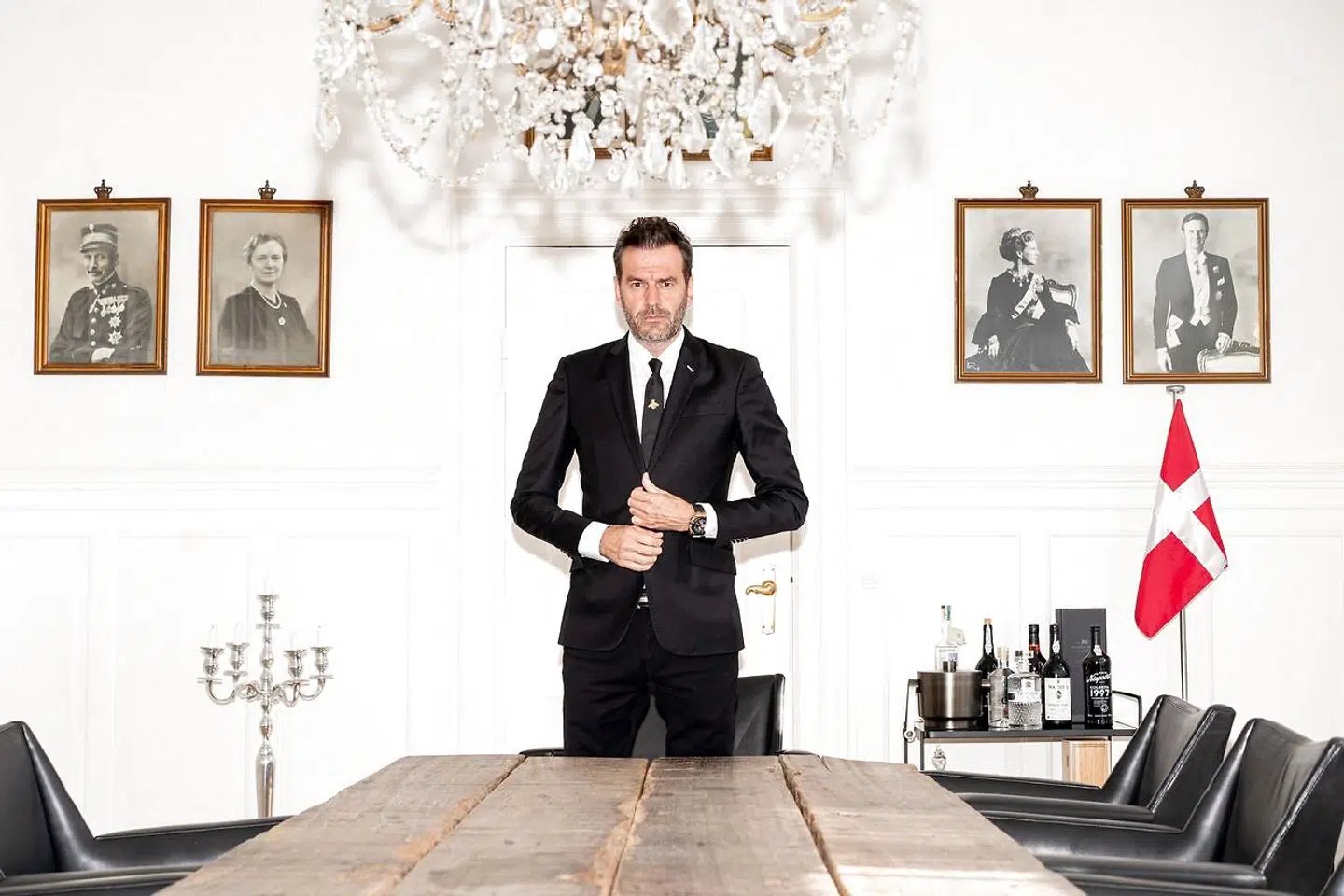 Jesper Buch i spisestuen i hjemmet på Frederiksberg, hvor både »Klovns« Casper Christensen og »Den Korte Radioavis'« Kirsten Birgit Schiøtz Kretz Hørsholm har haft fiktiv adresse. Villaen er vist nok den tredjestørste på Frederiksberg.