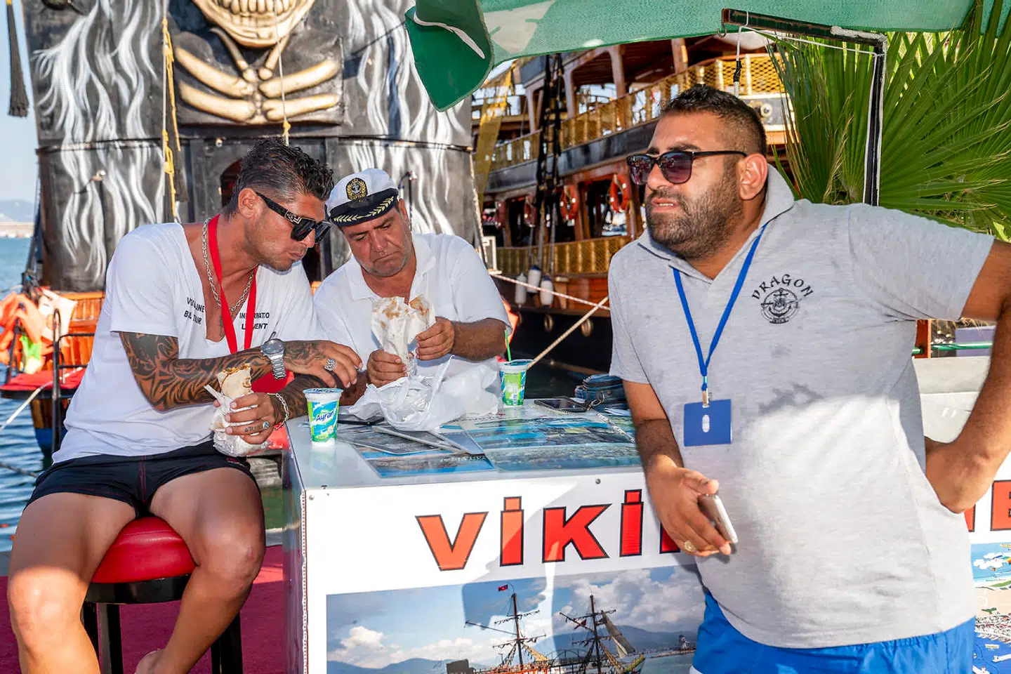 Ved havnen på Alanya råber Özer Aslanbey os an på midtjysk. Han har for nylig været på ferie i Ikast.