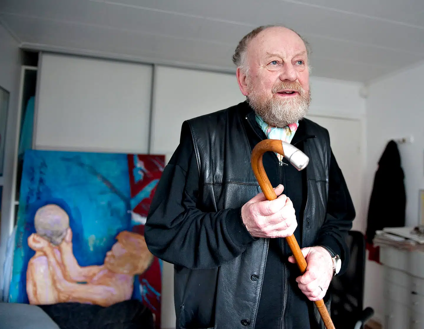 Her er Kurt Westergaard fotograferet i sit hjem i Viby ved Aarhus. I hænderne bærer han journalist Henrik Cavlings gamle antikke stok. Henrik Cavling lægger navn til Danmarks mest prestigefyldte journalisthæder, og en privatperson, som ejede Cavlings gamle stok, mente, at Kurt Westergaard havde fortjent den.