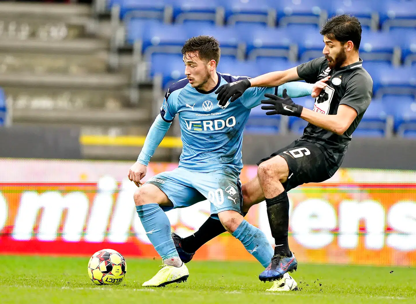 Esbjerg FCs nye træner opfører sig som lektor Blomme i »Det forsømte forår«, mener Sajjad B. Hussein. Her spiller Esbjerg fB mod Randers FC i 2019.