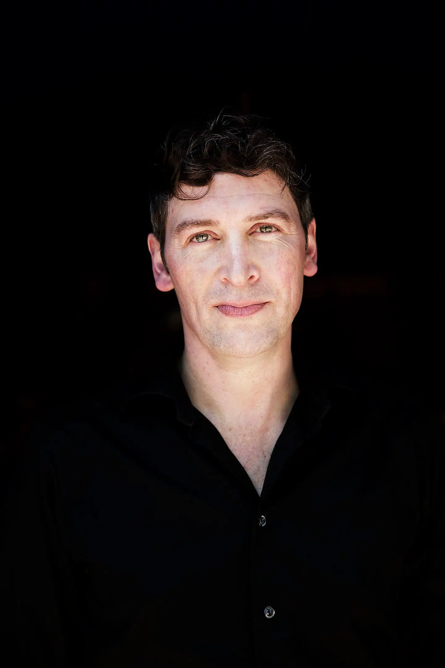 Forfatter Jesper Wung Sung er født i 1971 på Ærø. Han har udgivet bøger siden 1998 og vundet adskillige priser, blandt andet De Gyldne Laurbær i 2017 for romanen »Den anden gren«. Senest har han udgivet »Kvinde set fra ryggen« i 2021 om Ida Ilsted og Vilhelm Hammershøi.