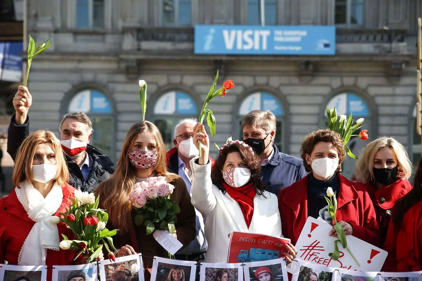 »Ved klare brud på menneskerettighederne skal Danmark stå som en ledestjerne,« skriver Mette Østergaard i denne leder. Her demonstrerer kvinder ved Europa-Parlamentet i forbindelse med Polens nye antiabort-lovgivning.