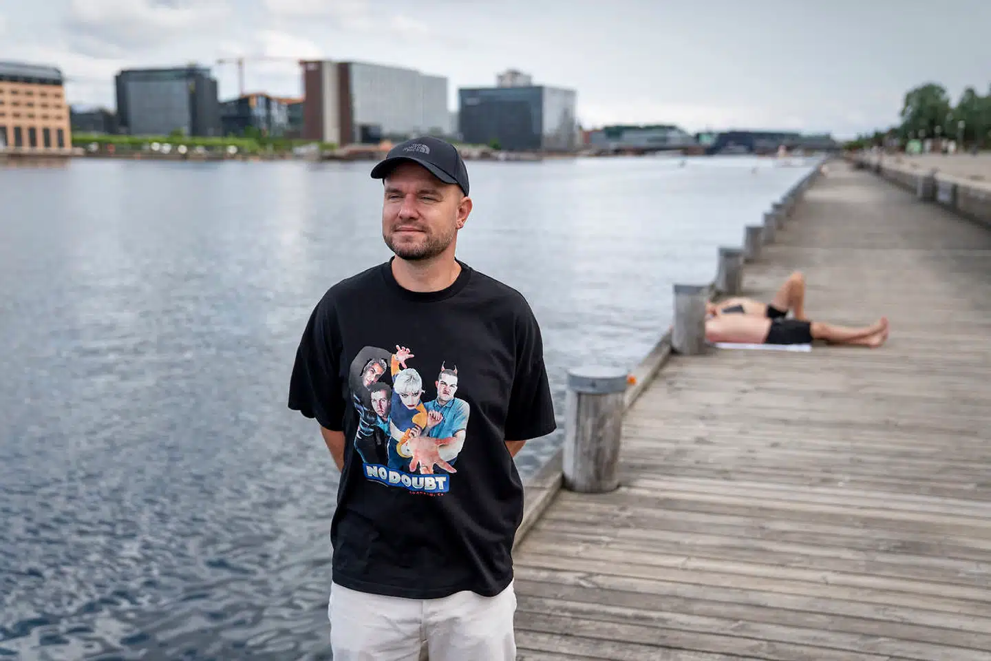 Anders Hemmingsen bor på Islands Brygge med sin kæreste. »Dakkedak-plænen«, som han kalder det meget besøgte område nedenfor hans lejlighed, har han et splittet forhold til.