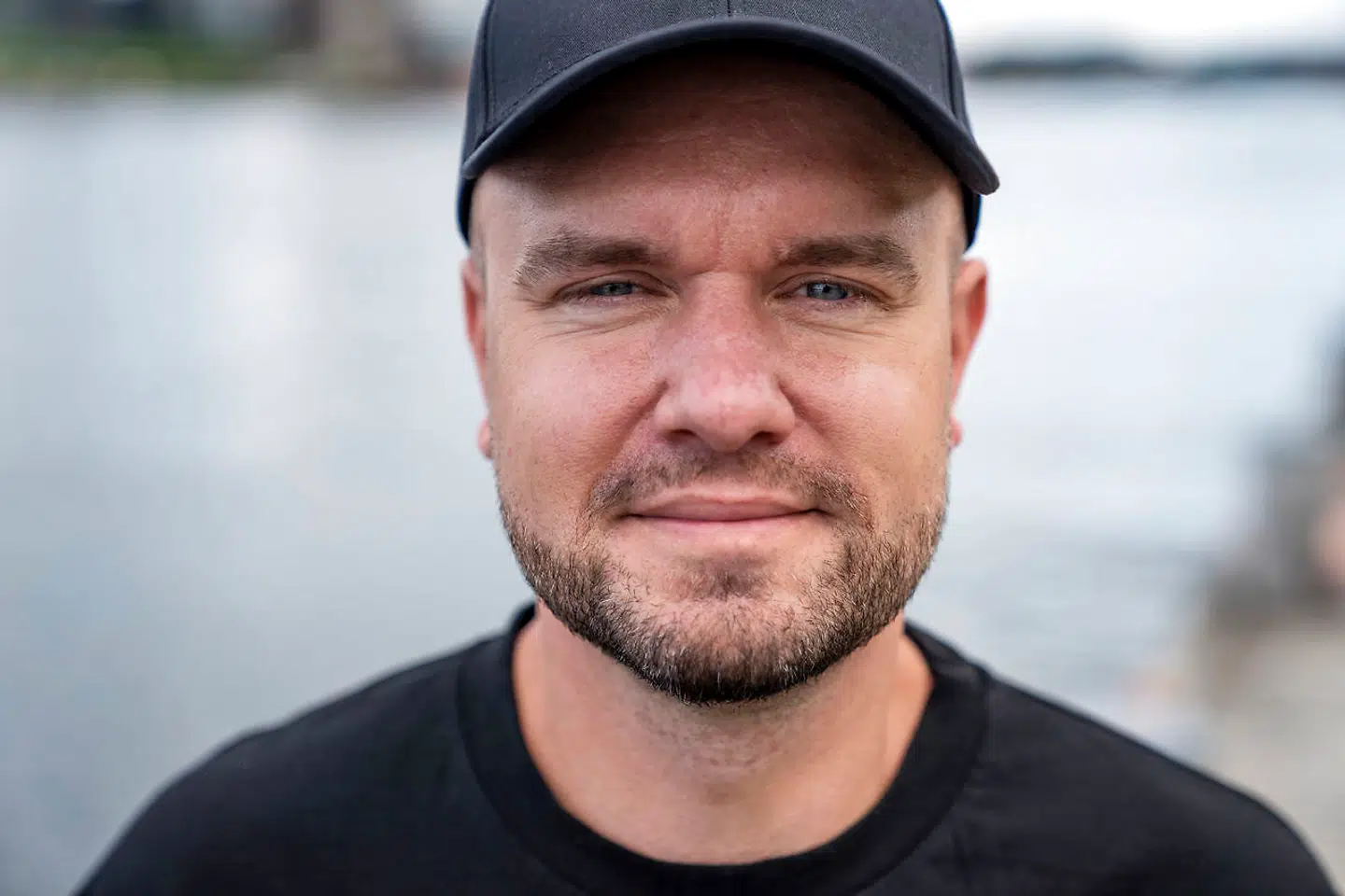 »Når jeg sidder med min telefon og arbejder, hører jeg klassisk musik eller jazz, bare for at få lidt balance. Hvis jeg sad og hørte techno eller sådan noget, tror jeg, at min hjerne ville eksplodere.«