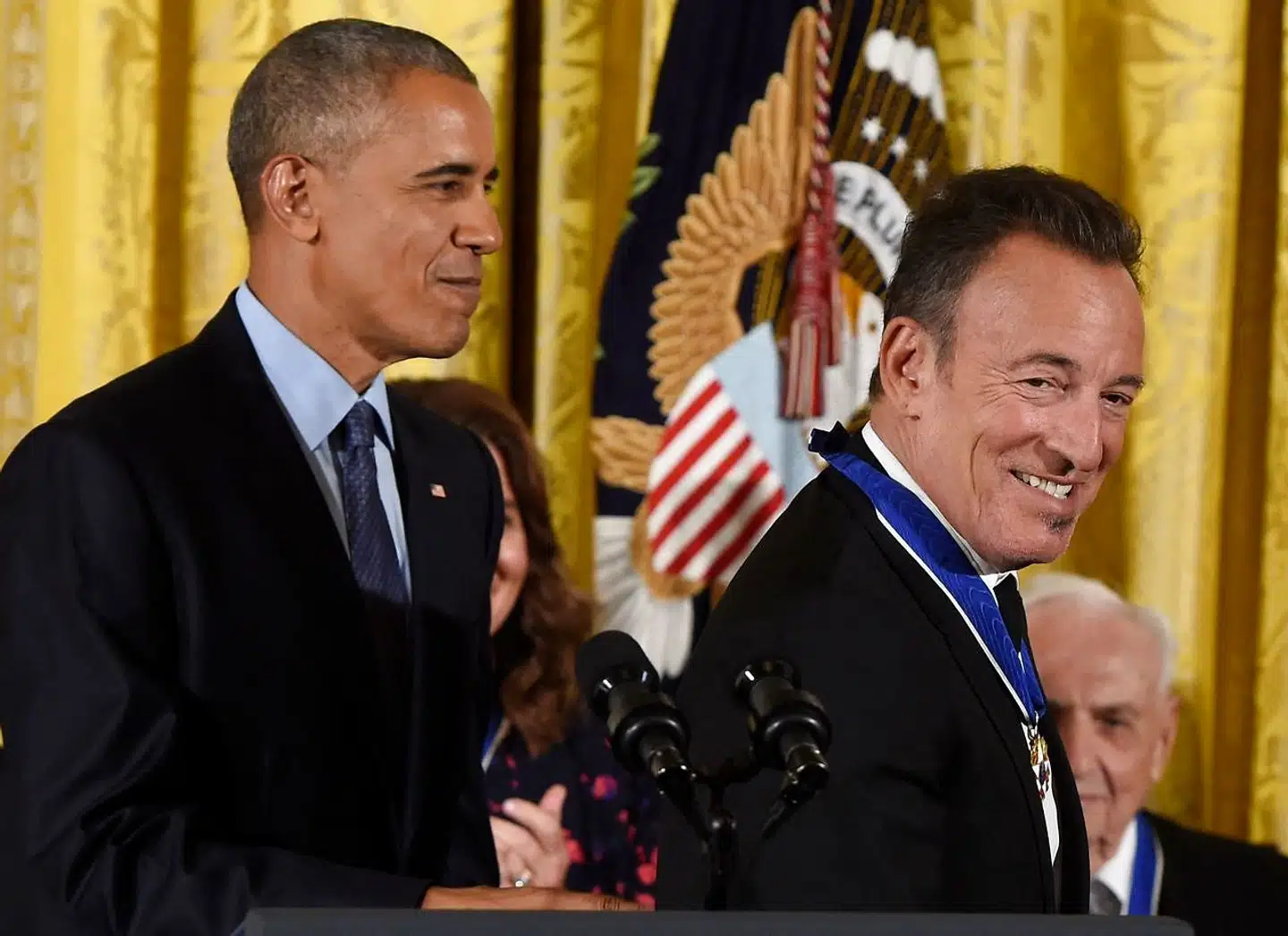 Tidligere præsident Barack Obama og musikeren Bruce Springsteen skriver en bog, som udkommer 26. oktober. På billedet tildeler Barack Obama, mens han endnu sad i Det Hvide Hus, Bruce Springsteen den højeste civile orden i USA, Presidential Medal of Freedom.