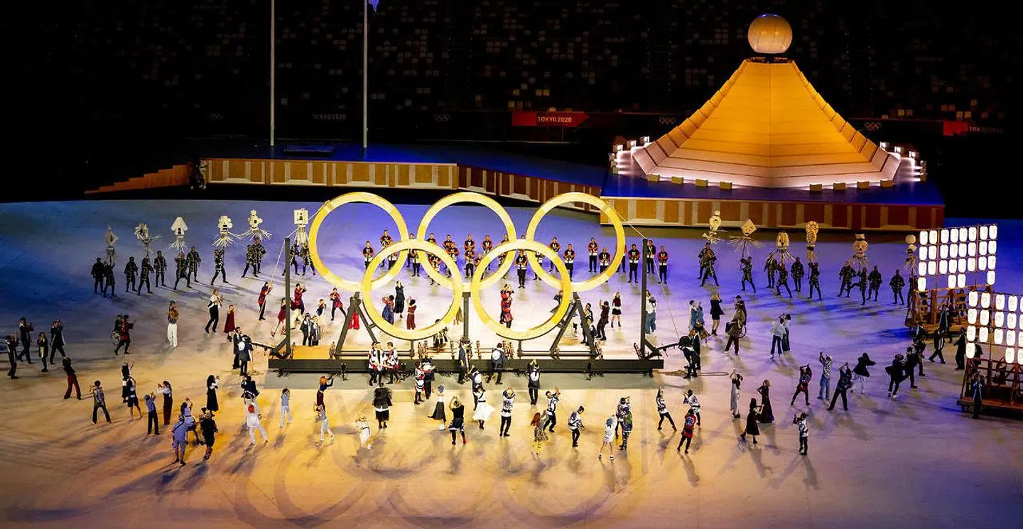 OL 2020 er officielt skudt i gang med en tilskuertom åbningsceremoni 364 dage efter, at det oprindeligt var planlagt, men som coronapandemien kom i vejen for.