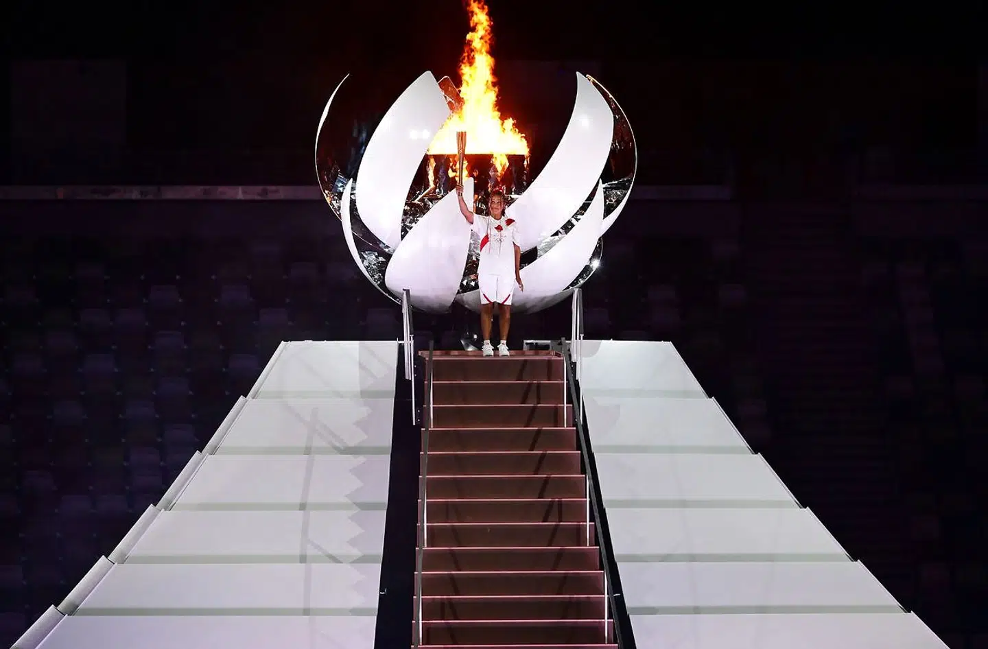 Den japanske tennisstjerne Naomi Osaka tænder den olympiske flamme.