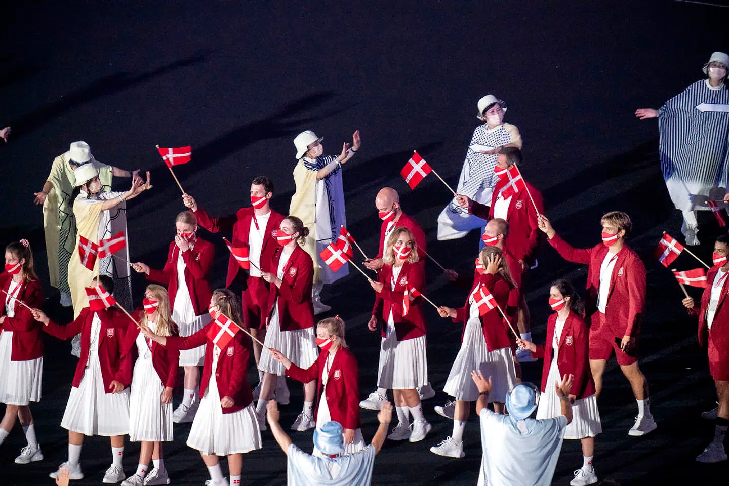 22 af de danske atleter tog del i festlighederne ved dette OLs åbningsceremoni.