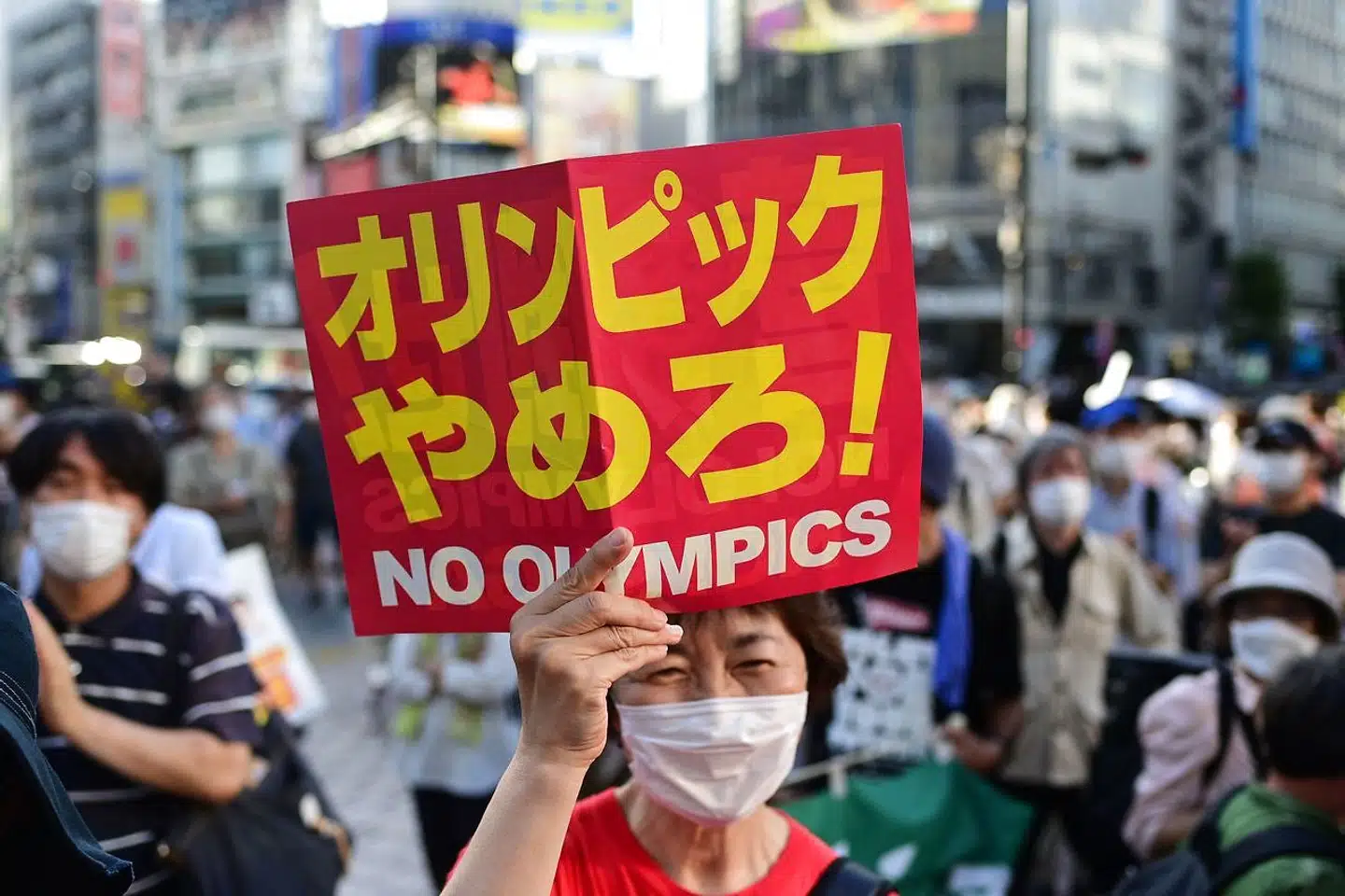 I Tokyo er mange demonstranter i gaderne for at protestere over, at OL finder sted.