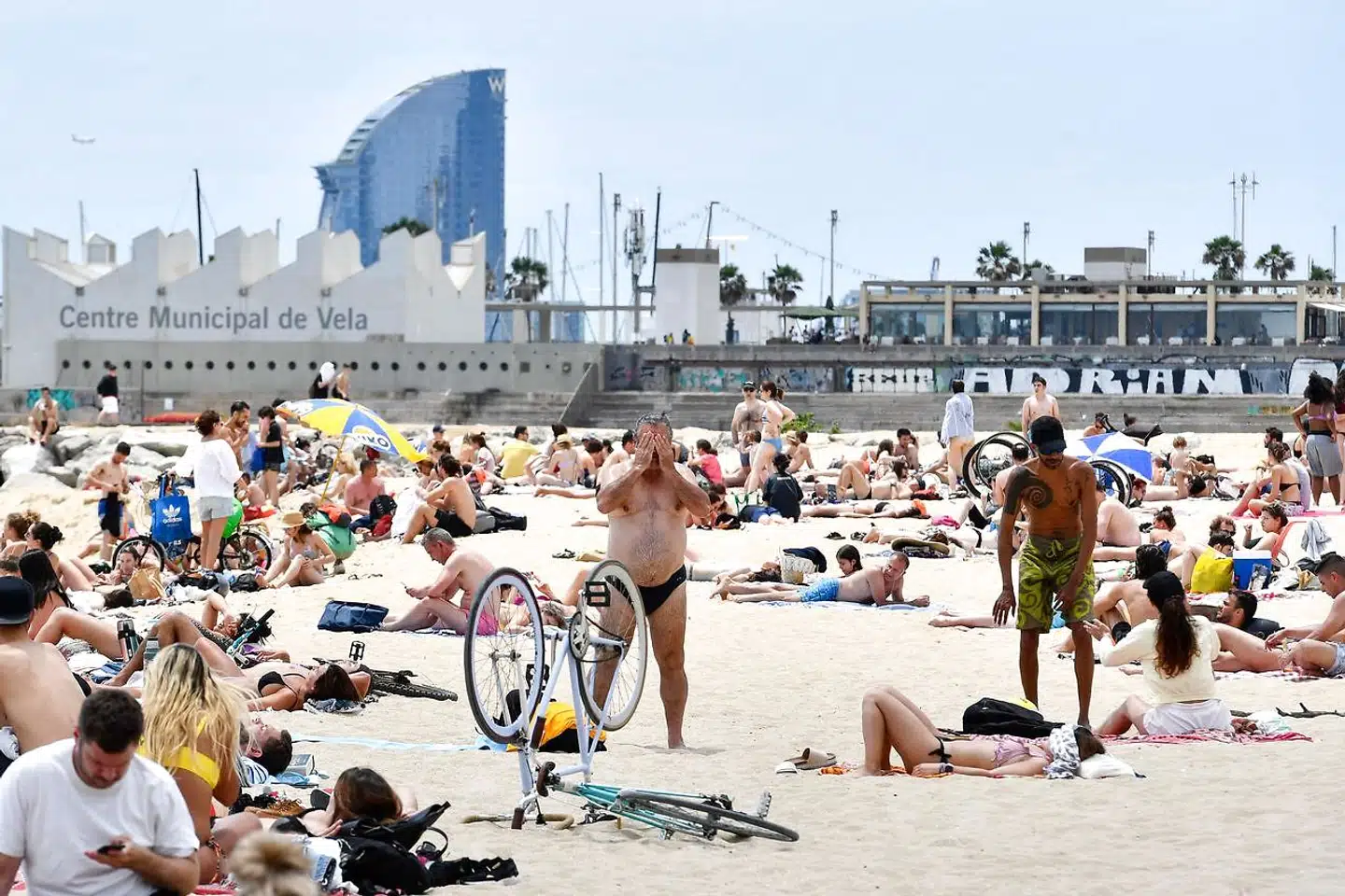 I Spanien taler man om at »lave sin august«, hvor man over sommeren ruster sig økonomisk til senere på året. Det bliver sværere for Spanien i år, for der er ikke nær så mange turister som normalt. Derfor er politikerne vævende over for at lave restriktioner for turisterne, lyder det fra Berlingskes korrespondent. Arkivfoto: Pau Barrena/AFP/Ritzau Scanpix