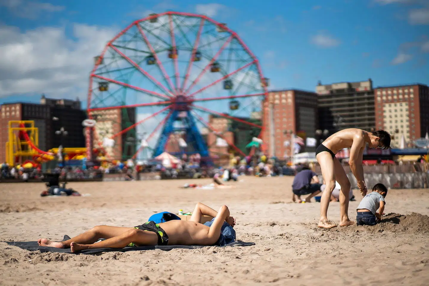 Stranden på Coney Island er et populært getaway for de mange newyorkere. Men måske standturene vil blive færre i fremtiden, efter at smitten er steget i resten af landet.