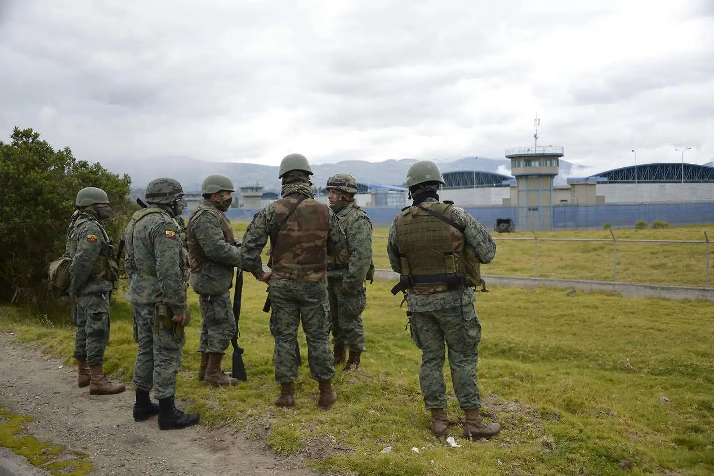 Soldater står vagt foran fængslet Sierra Centro Norte i provinsen Cotopaxi. Fængslet har tidligere dannet ramme for nogle af de dødeligste fangeoprør i Ecuador.
