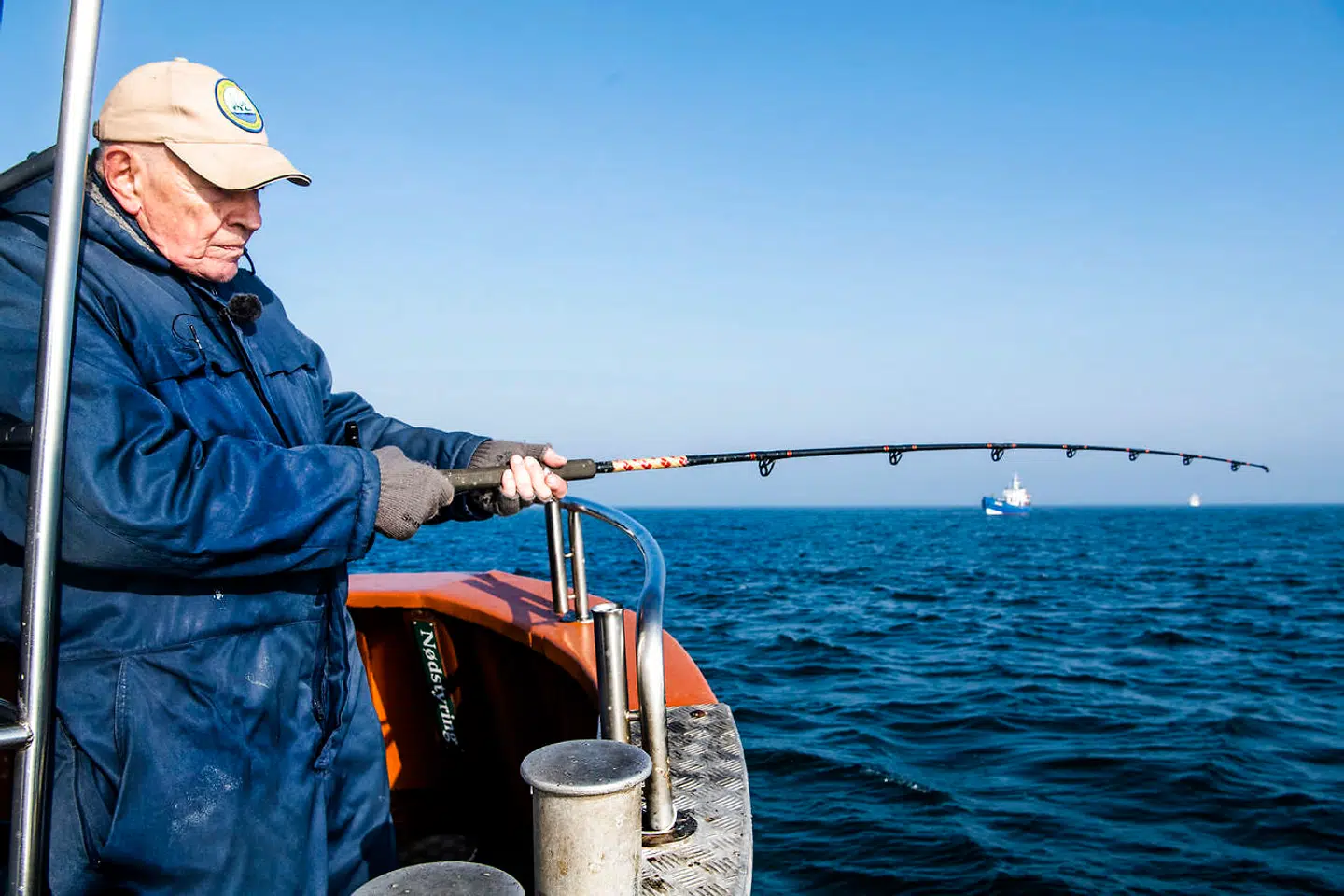 Lystfiskere på Øresund. Lystfisker. Lindhardt og Ringhof genudgiver lystfiskerbiblen, "Den fuldkomne fisker", hvor den inkarnerede lystfisker, Kjeld Hillingsø har bidraget.