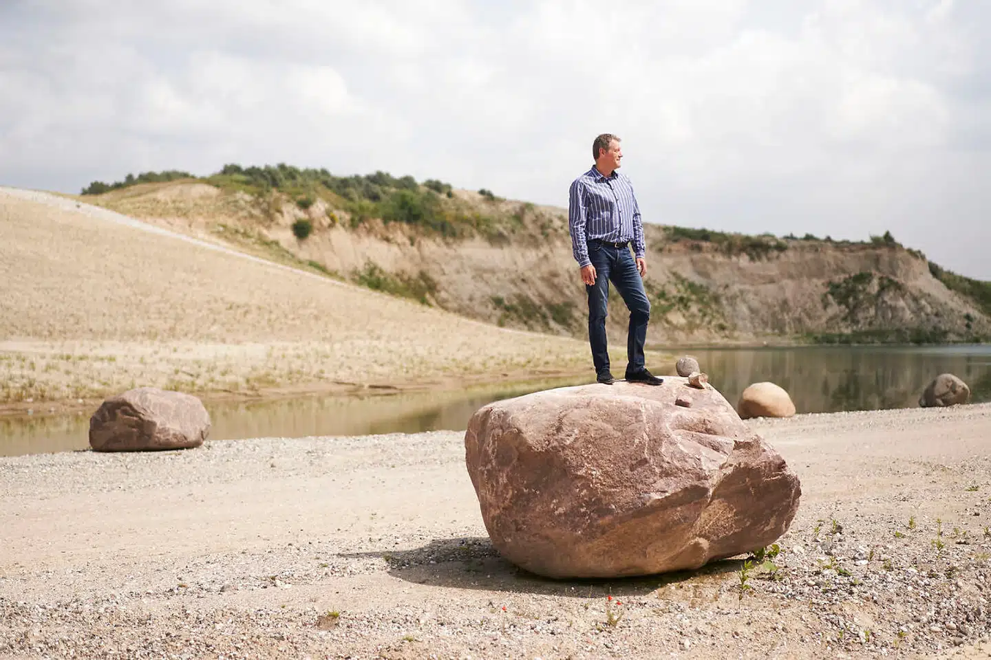 Nymølle Stenindustrier står for halvdelen af den byggegrus, der leveres i København. Nu er der fare for, at selskabet løber tør for grus, selvom det ejer Danmarks største grusgrav. Årsagen skal blandt andet findes i langsommelig sagsbehandling, mener virksomhedens direktør, Ole Nørklit.
