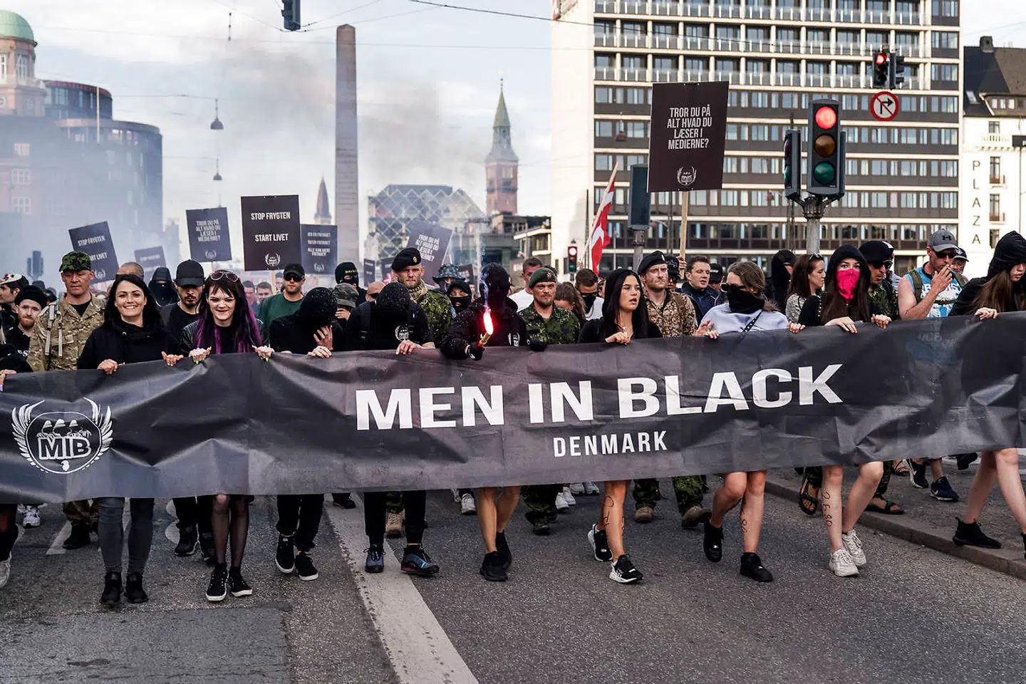 Flere og flere mænd i uniform deltager i Men In Blacks demonstrationer mod coronarestriktionerne.