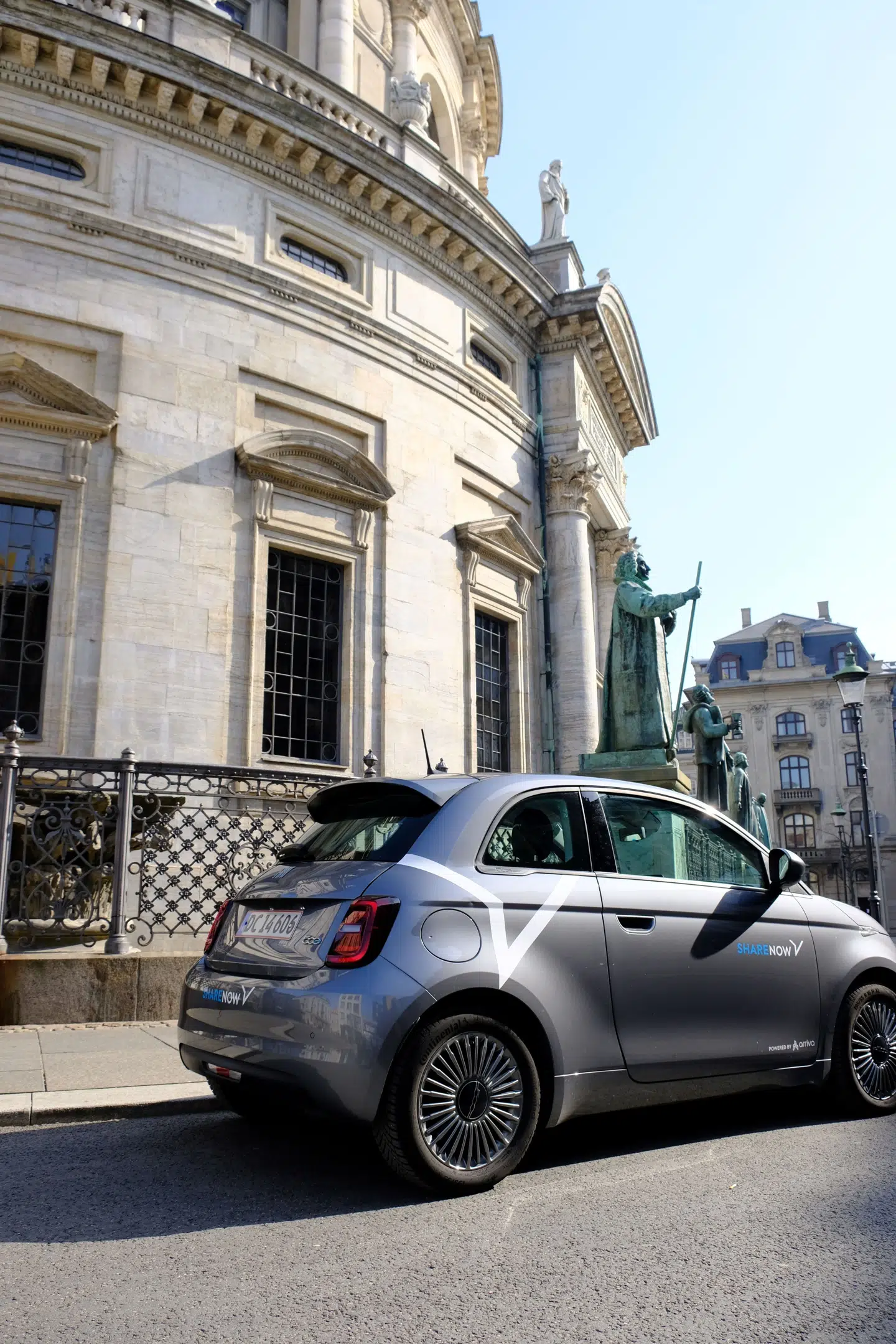 SHARE NOW har bybiler til både den lille smuttur ud af byen og en længere ferie i sommerhuset.