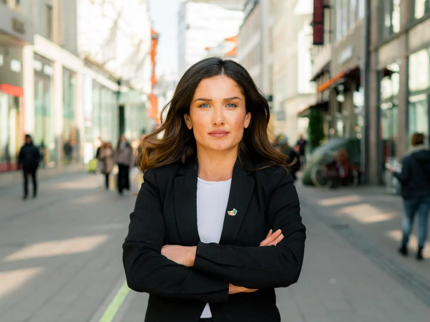 »Der er den her idé om, at vold, krænkelser og overgreb kun sker for såkaldt svage kvinder. At man som kvinde bare skal være stærk, grov, rapkæftet og sige fra, for så sker det ikke,« siger Jino Victoria Doabi. Hun og flere hundrede andre kvinder har på Twitter fortalt deres historier om at sige fra over for vold, krænkelser og seksuelle overgreb.