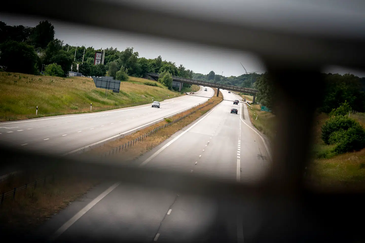 Vejstrækningen E65 imellem Malmø og Ystad hærges af stenkast imod danske biler, Sverige, fredag den 25. juni 2021. Svensk politi har pt. modtaget cirka 60 anmeldelser om stenkast imod biler på de sydsvenske veje.. (Foto: Mads Claus Rasmussen/Ritzau Scanpix)