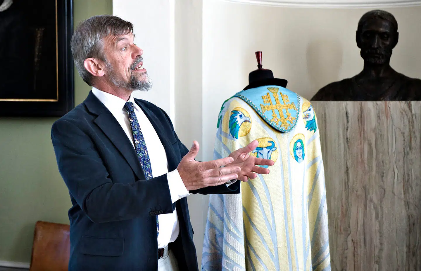 »Biskopper, journalister, biologer, renovationsarbejdere er ud over deres profession også samfundsborgere,« siger biskop i Roskilde Stift, Peter Fischer-Møller, til spørgsmålet om hvorvidt det er kirkens rolle at gå i rette med den førte politik fra Christiansborg. Arkivfoto.