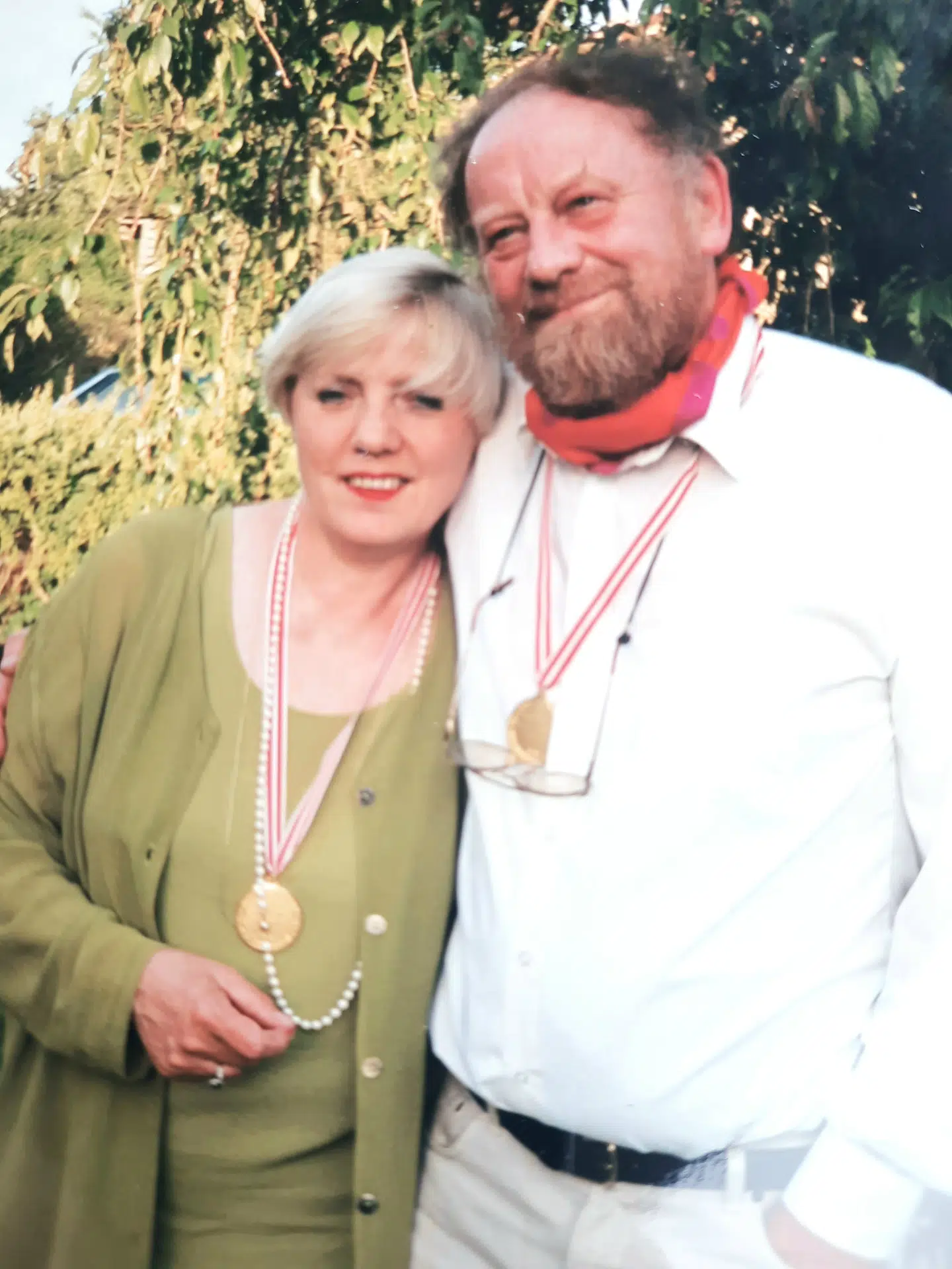 Giite og Kurt Westergaard med medaljer - på deres kobberbryllupsdag.