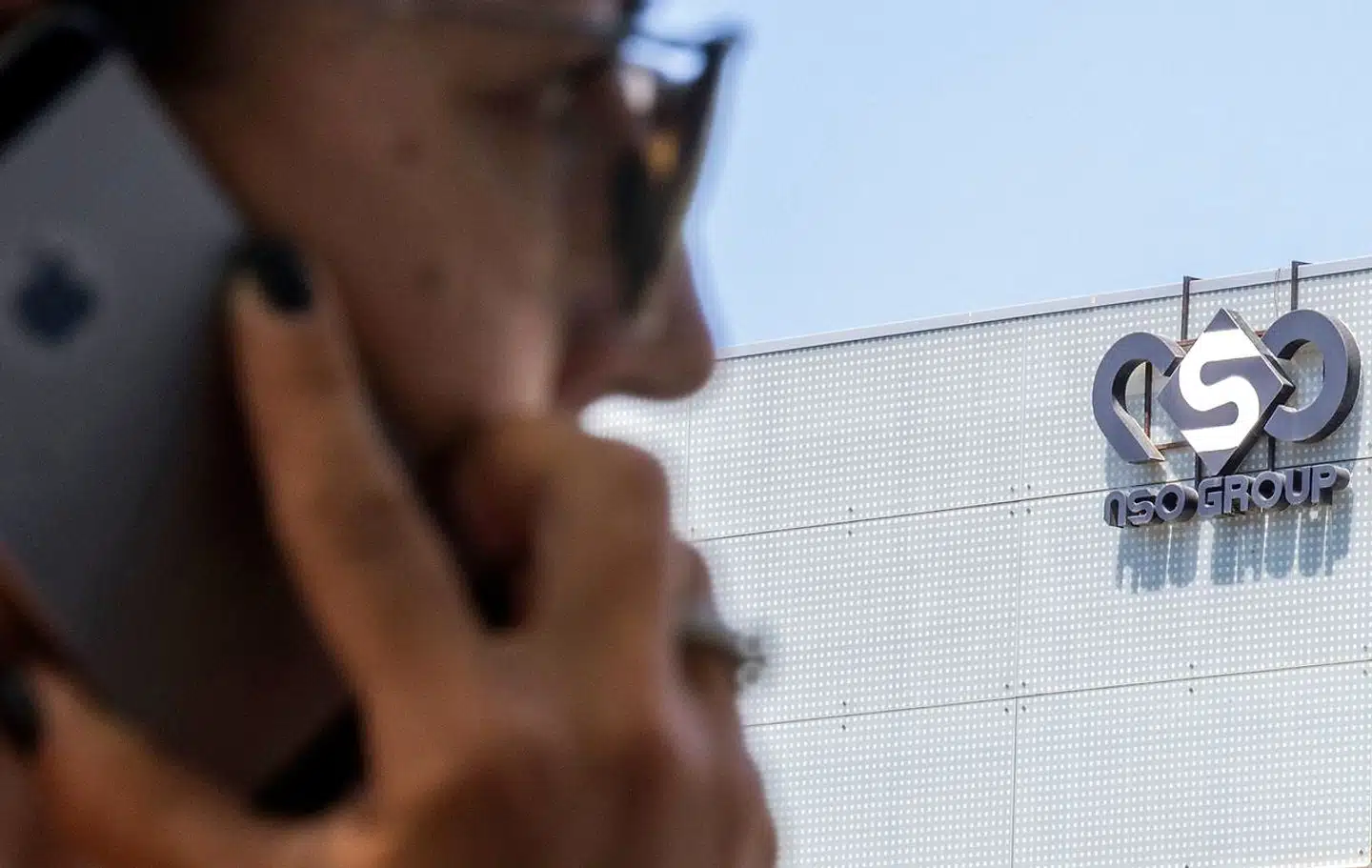 NSOs diskrete hovedkvarter ligger i byen Herzliya, nær Israels største by, Tel Aviv. Firmaet bag verdens mest potente hacker-spyware, Pegasus, har i årevis haft held til at operere i det skjulte. Nye afsløringer har nu bragt selskabet frem i søgelyset.