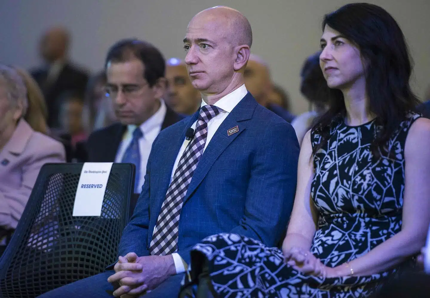 Amazon-stifter Jeff Bezos blev skilt fra sin mangeårige hustru, MacKenzie Scott, efter detaljerede afsløringer af hans sidespring, der angivelig blev skaffet til veje ved hjælp af en Pegasus-hacking af Bezos' mobiltelefon. Skilsmissen har gjort Scott til en af verdens rigeste kvinder.