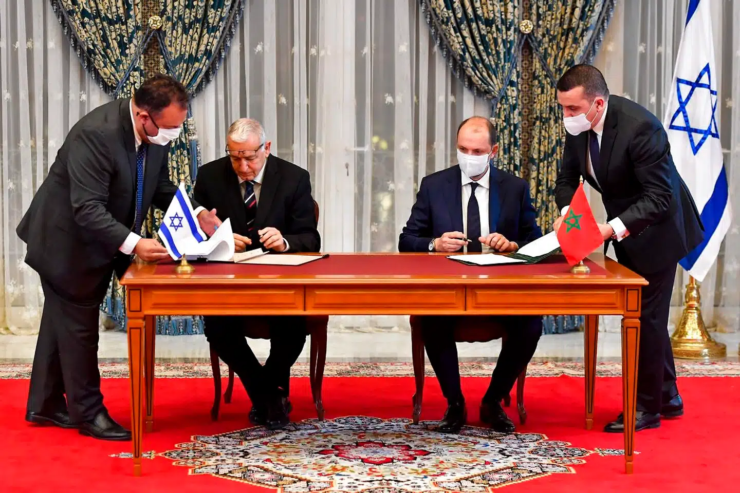 Repræsentanter for Marokko og Israel underskriver en aftale om direkte flyvninger mellem de to lande efter genetableringen af de diplomatiske forbindelser sidst i 2020.