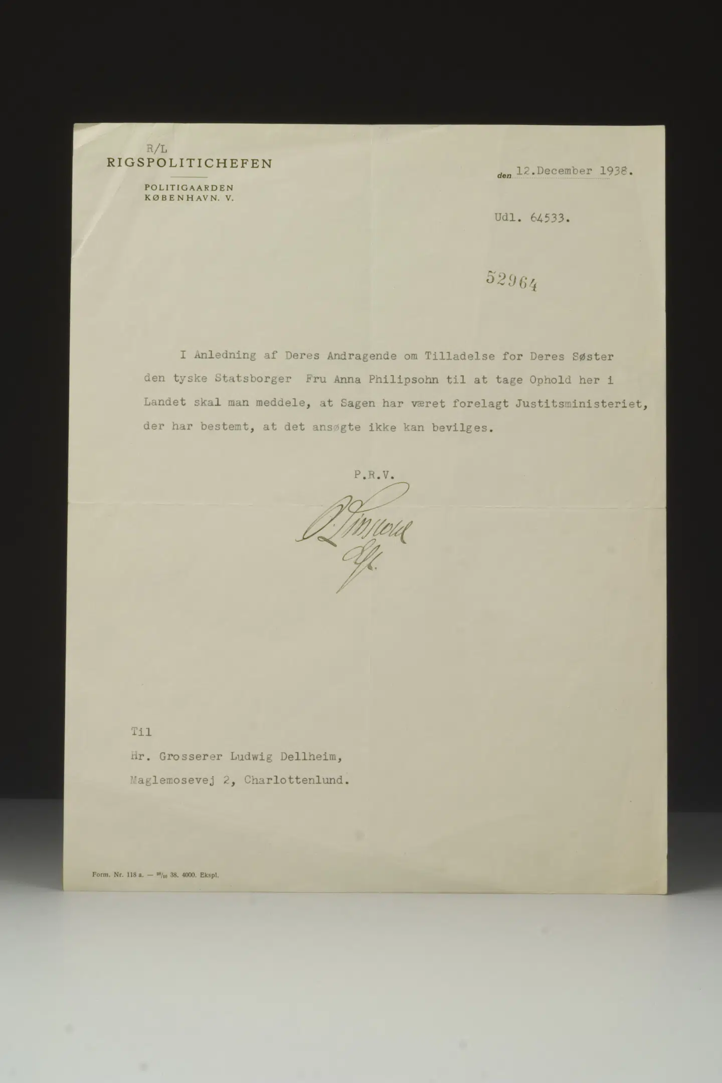 Redningen af jøderne, både danske borgere og fremmede jøder, i oktober 1943 er en af danmarkshistoriens vigtigste begivenheder. Men fra 1930erne afviste man de fleste fremmede jøder, og mange døde i kz-lejre. I 2005 gav daværende statsminister Anders Fogh Rasmussen (V) en undskyldning for denne politik. Brevet er fra Rigspolitichefen, der afviser anmodning fra Anna Philipsohn om at blive i landet. Hun blev sandsynligvis myrdet af nazisterne. Foto: Dansk Jødisk Museum.