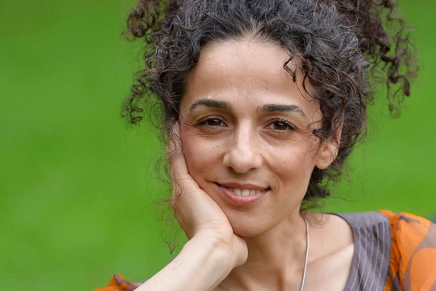 »På få år er Alinejad blevet den mest indflydelsesrige personlighed i hele den iranske eksilopposition og er mest af alt kendt som kritikeren af tvungen hijab. Iranerne har en kæmpe tillid til Masih, som i de senere år har opfordret iranere til at dokumentere kvindeundertrykkelsen i Iran,« skriver Jaleh Tavakoli.
