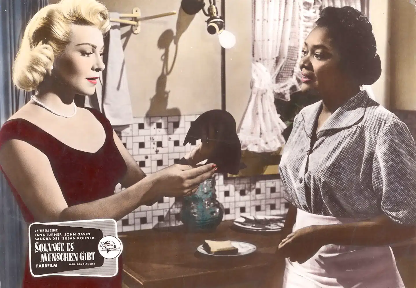 Lana Turner og Juanita Moore i »Imitation of Life« (»Lad andre kun dømme«) fra 1959. Instruktøren, Douglas Sirk, blev nedladende betegnet som en »instruktør af kvindefilm«, men eftertiden har siden fået øje på den skarpe samfundskritik, der hyppigt camoufleres af filmens melodrama. Filmen bygger på en roman af Fannie Hurst fra 1933, og den første filmatisering kom allerede året efter.