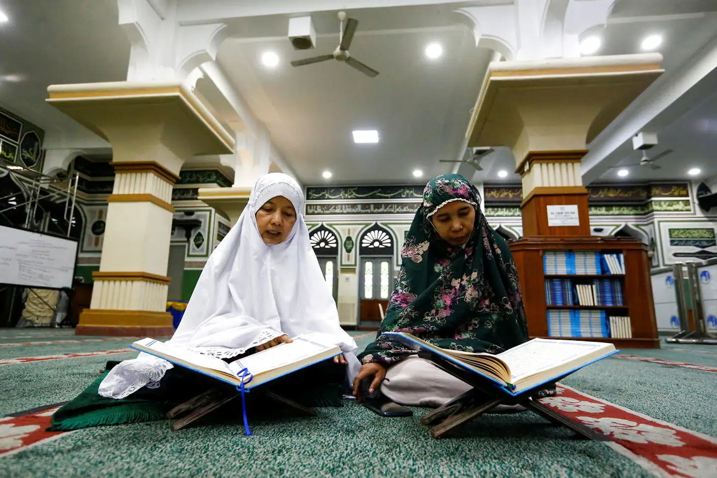 »Islam – forstået fra Koranen og haditherne – opfordrer på ingen måder til at ende slaveriet. Heller ikke gradvis,« skriver Maradona Isho. På billedet ses to muslimske kvinder læse Koranen under Ramadan i Indonesien i år.