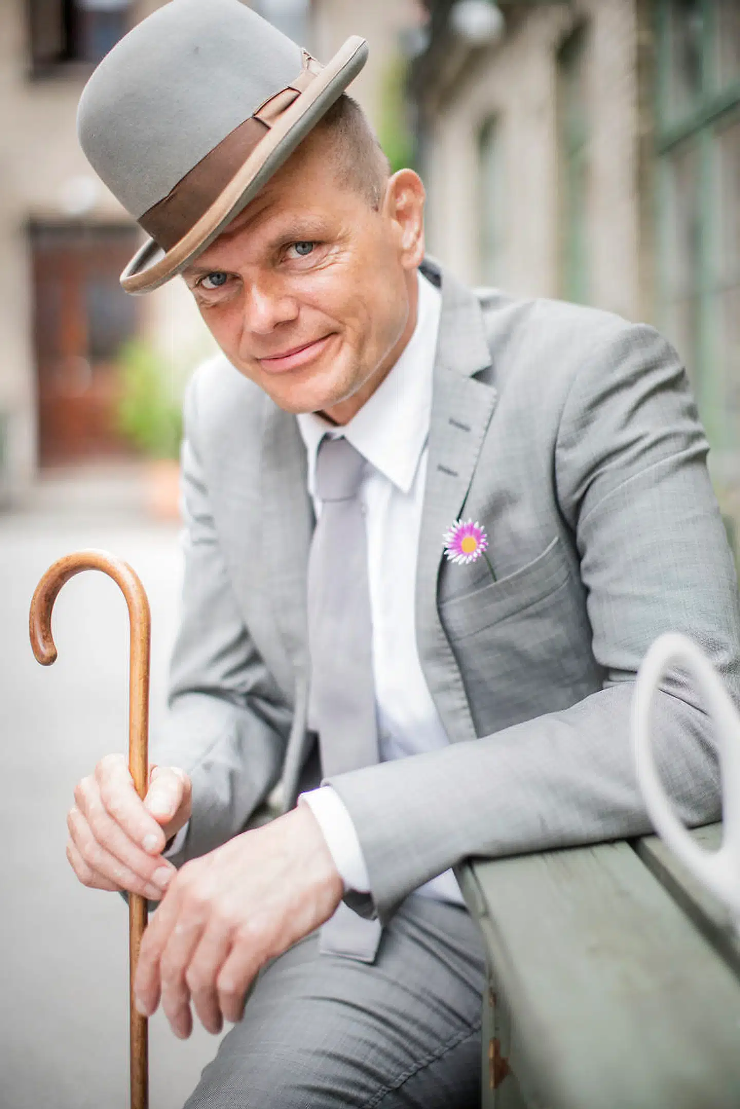 Det var en bowlerhat i en genbrugsforretning, som for ti år siden gav Tomas Tex Cenius ideen til at klæde sig fint på. Her er han foran sit hus.