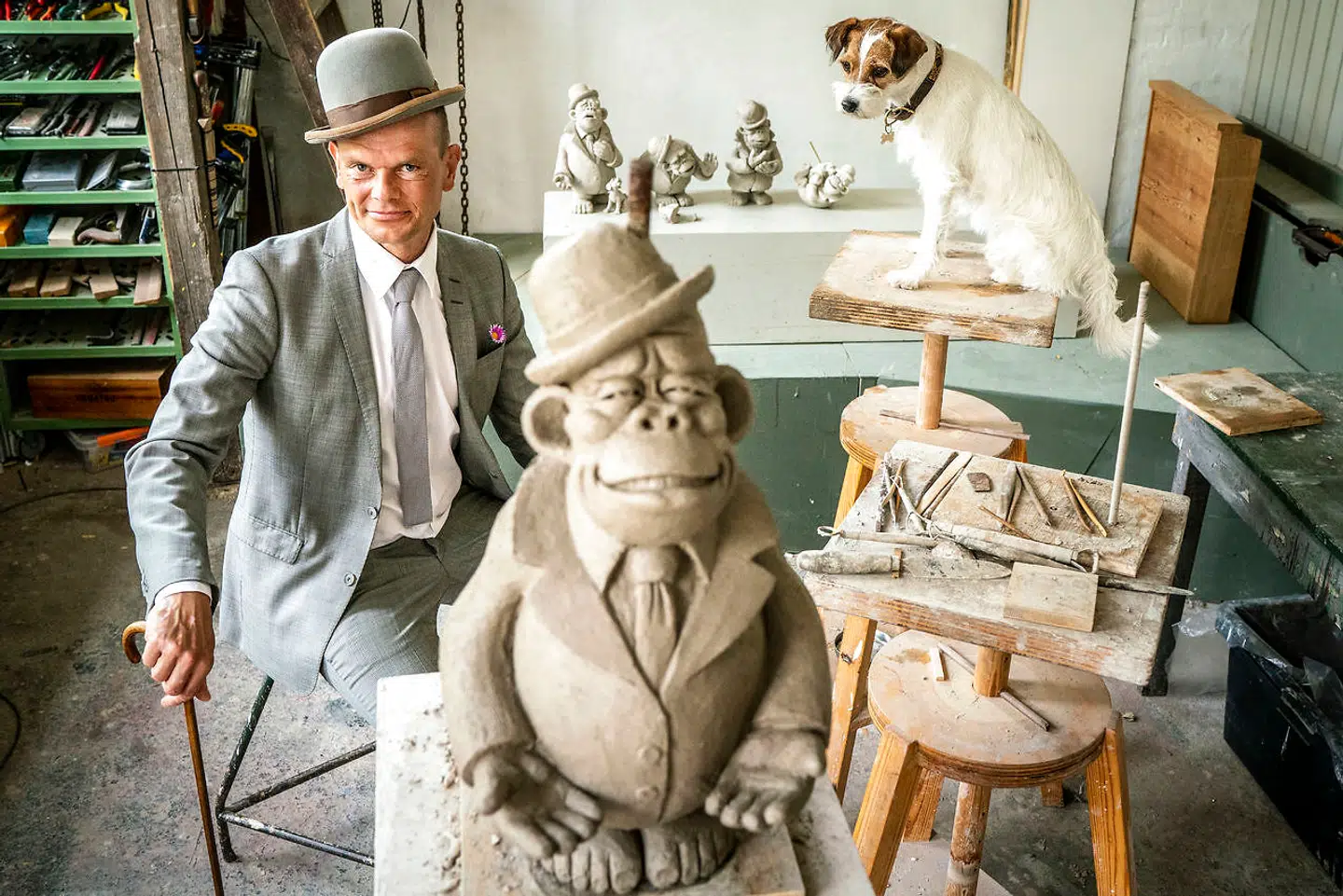 Aben er et gennemgående tema i Tomas Tex Cenius' kunstneriske virke for tiden. Her er han i sit atelier, hvorfra han arbejder på en større udstilling.