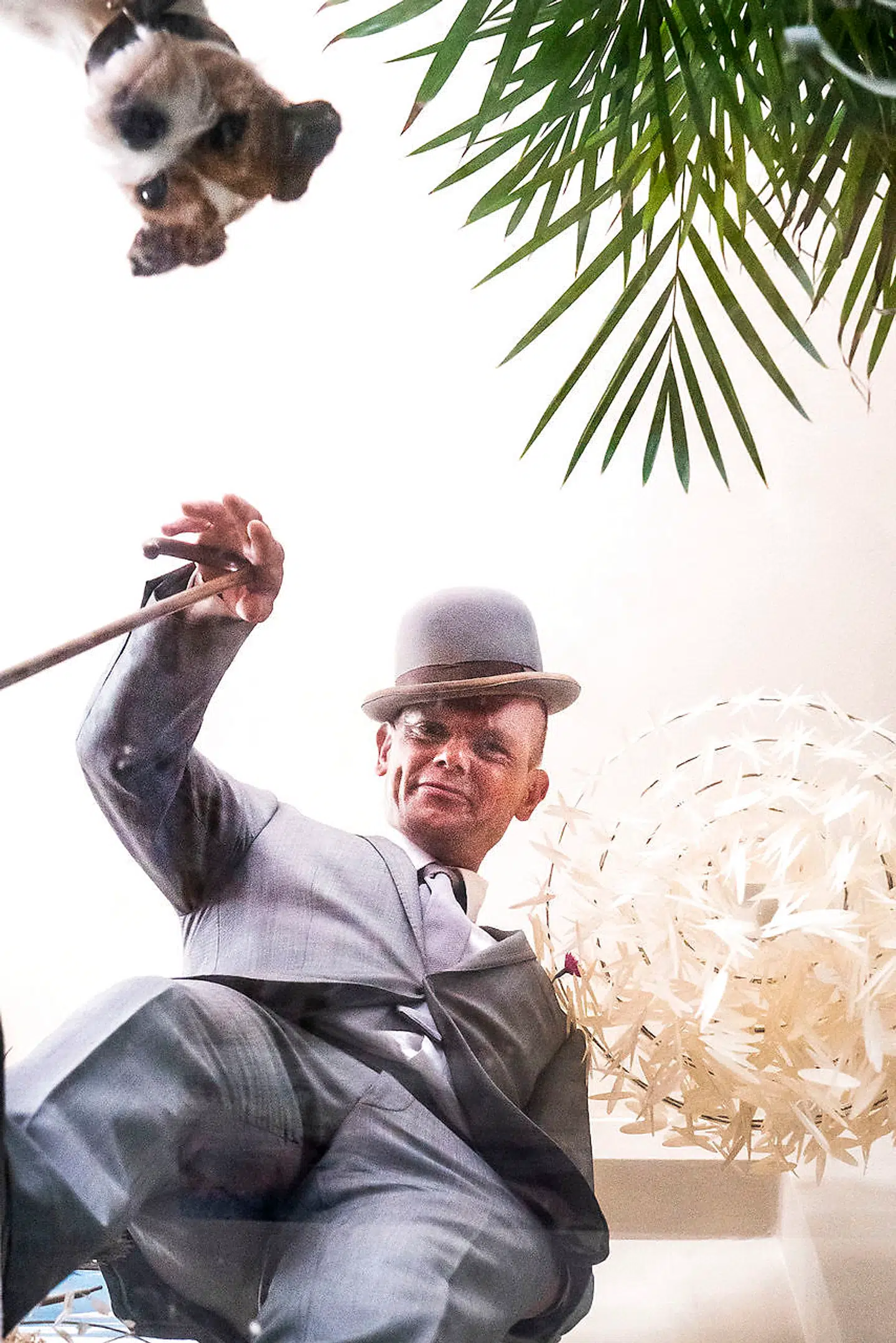 De fleste smiler til Tomas Tex Cenius, når han bevæger sig ud i verden. Han ser også sin påklædning som et kunstnerisk og eksistentielt projekt, fortæller han.