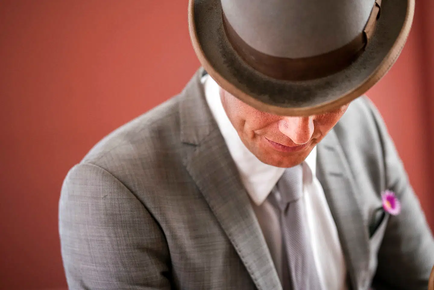 Når vi går i almindeligt tøj, lægger vi ikke så meget mærke til hinanden, har Tomas Tex Cenius bemærket. Anderledes forholder det sig, når man går fint klædt. Her kommer han i kontakt med mange mennesker.