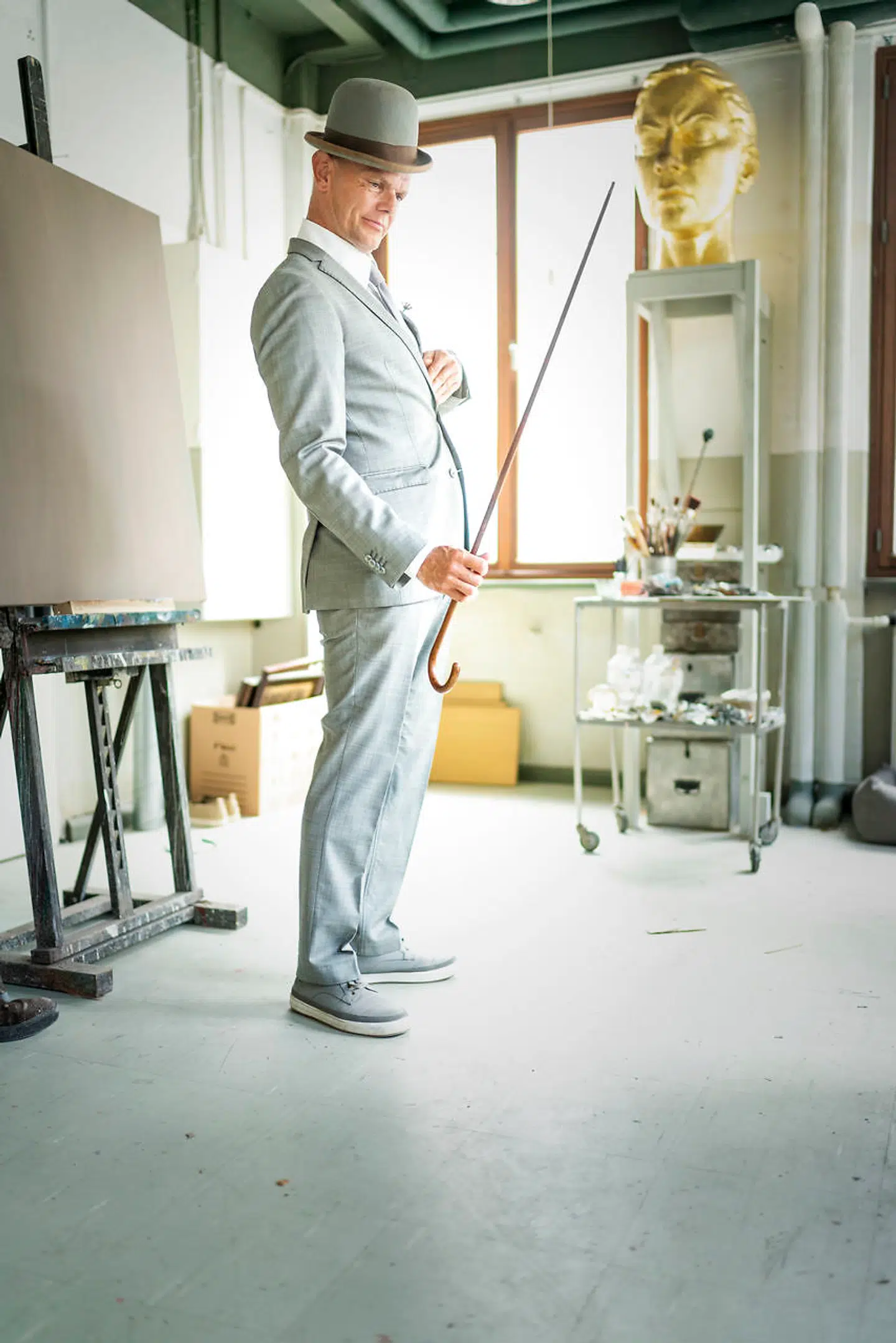 Kunstner Tomas Cenius går med bowlerhat og elsker Frederiksberg