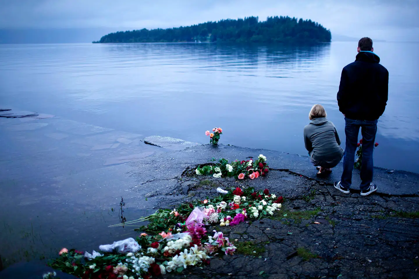 »Også ved Utøya har det taget mange år at nå frem til, hvilket mindesmærke der skulle rejses. Det endte med 77 høje bronzesøjler på tre meter. En for hvert af ofrene (...) Men uenigheden om mindesmærket fortsætter,« skriver Jarl Frijs-Madsen. (Foto: Mads Nissen/Scanpix 2012)