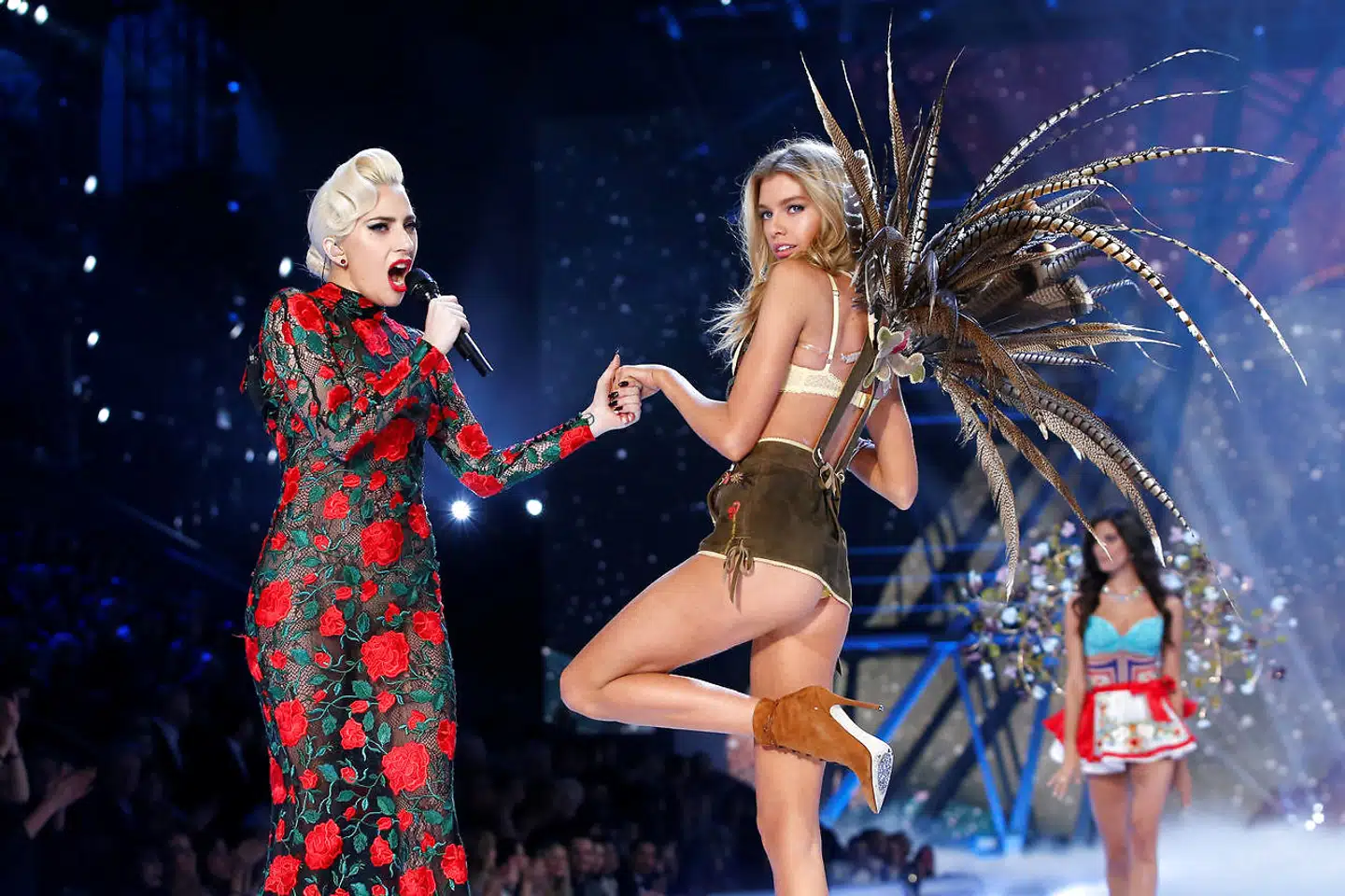 Lady Gaga i serenade til model Stella Maxwell under Paris-modeshowet i 2016.