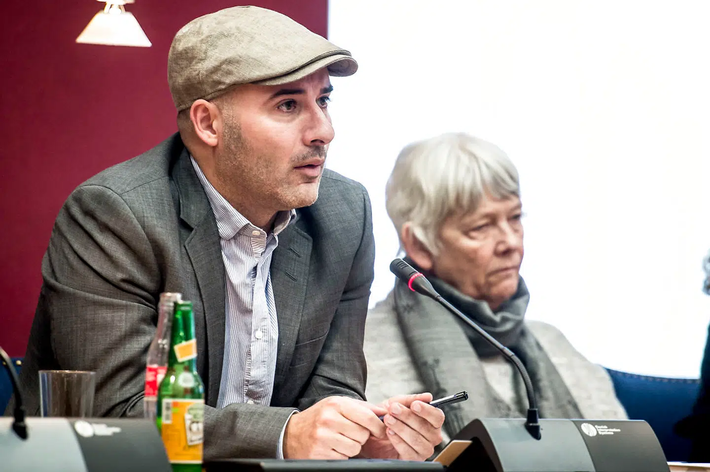 »Jeg indrømmer, at jeg også gør det selv. Vi bør spørge os selv, om det overhovedet rykker noget?« siger socialdemokraten Lars Aslan Rasmussen.